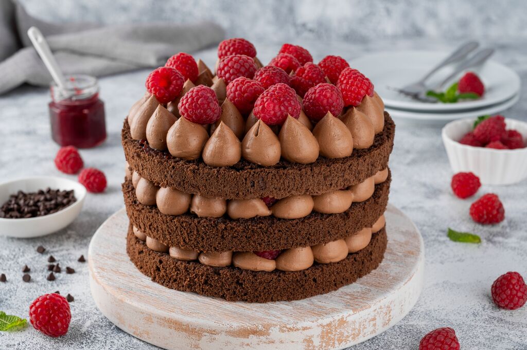 Chocolate cake with chocolate cream and raspberries