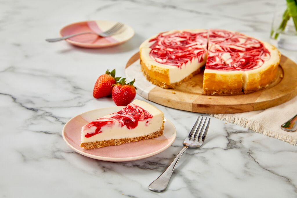 Strawberry cheesecake with fresh strawberries