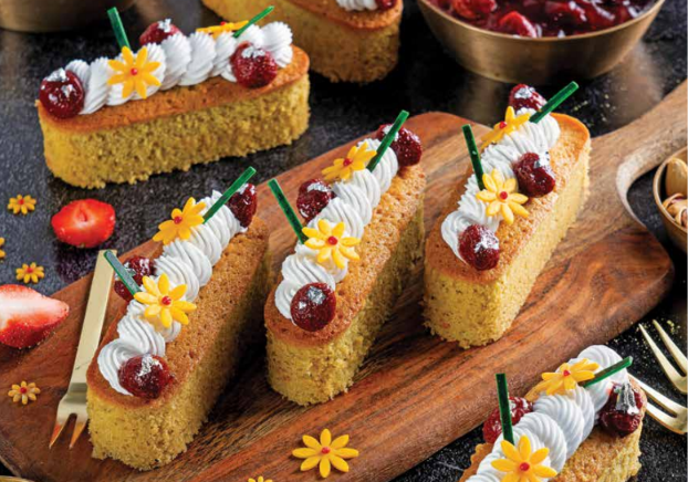 Pista strawberry travel cake