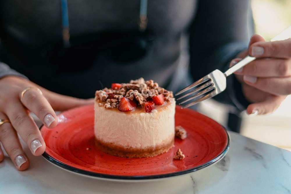 Individual no-bake strawberry cheesecake with a biscuit base on a plate